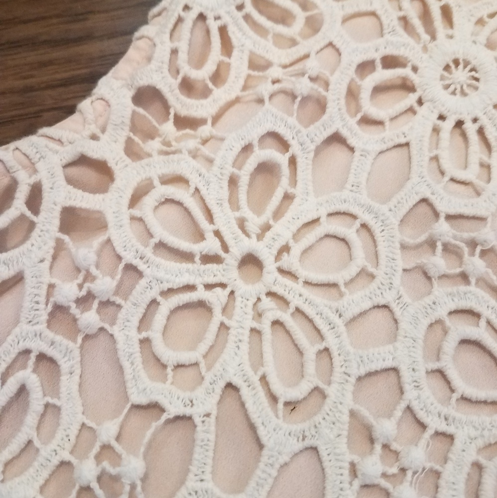Monteau blush crop top with crochet front overlay - Picture 5 of 5